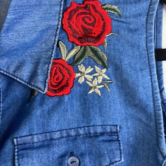 Cavalini Denim Collection Sleeveless Button Down Top Rose Embroidered Stretch M - Picture 3 of 7